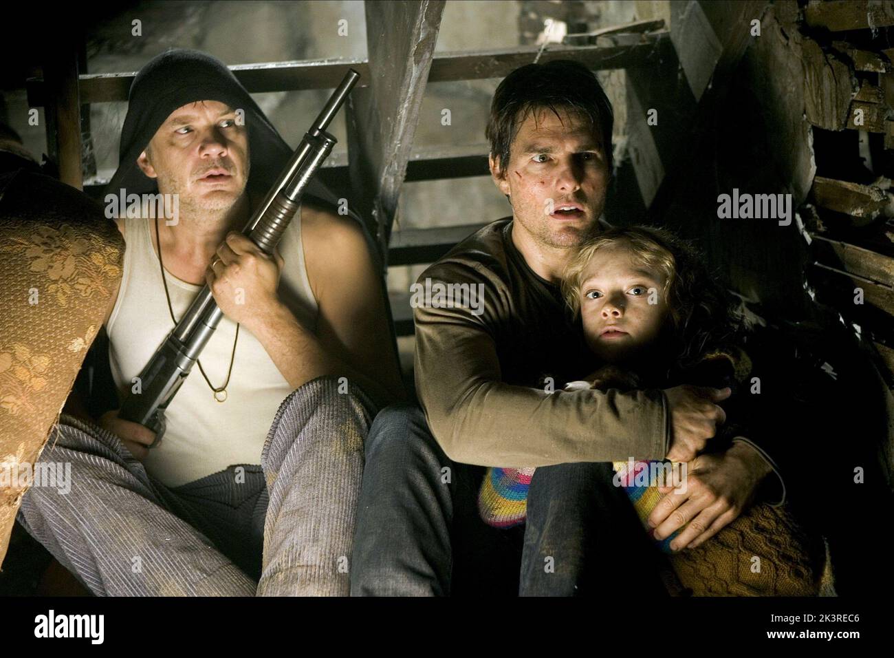 Ray Ferrier Tim Robbins, Tom Cruise & Dakota Fanning Film: War Of The Worlds (USA ...