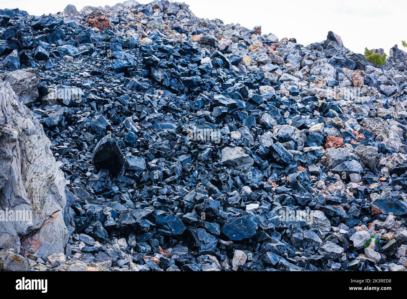 a-glass-mountain-in-california-with-dark-stones-stock-photo-alamy