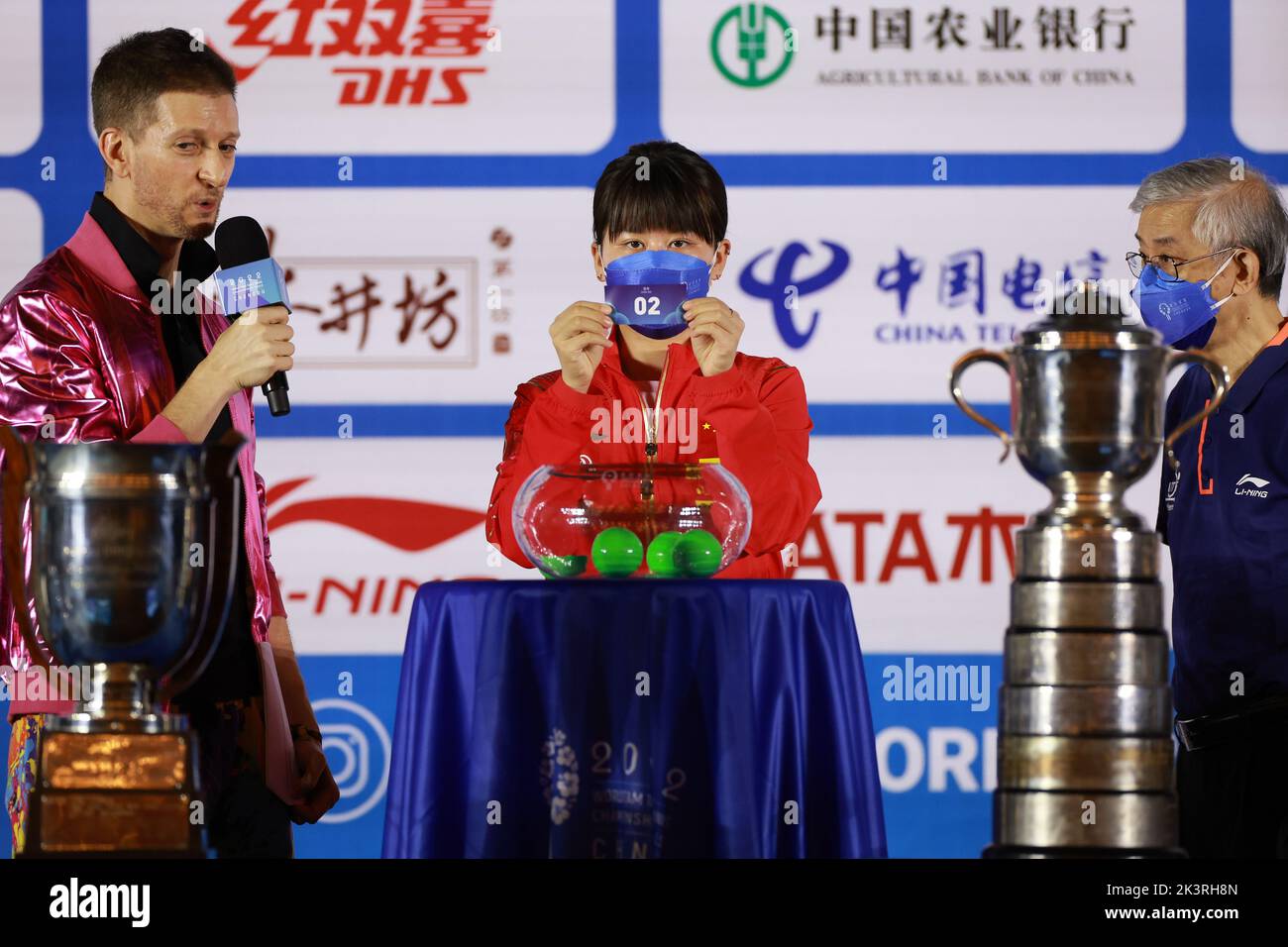Chengdu, China's Sichuan Province. 28th Sep, 2022. Chen Xingtong (C) of China shows a draw slip during the draw ceremony of the 2022 ITTF World Team Table Tennis Championships Finals in Chengdu, southwest China's Sichuan Province, Sept. 28, 2022. Credit: Liu Xu/Xinhua/Alamy Live News Stock Photo