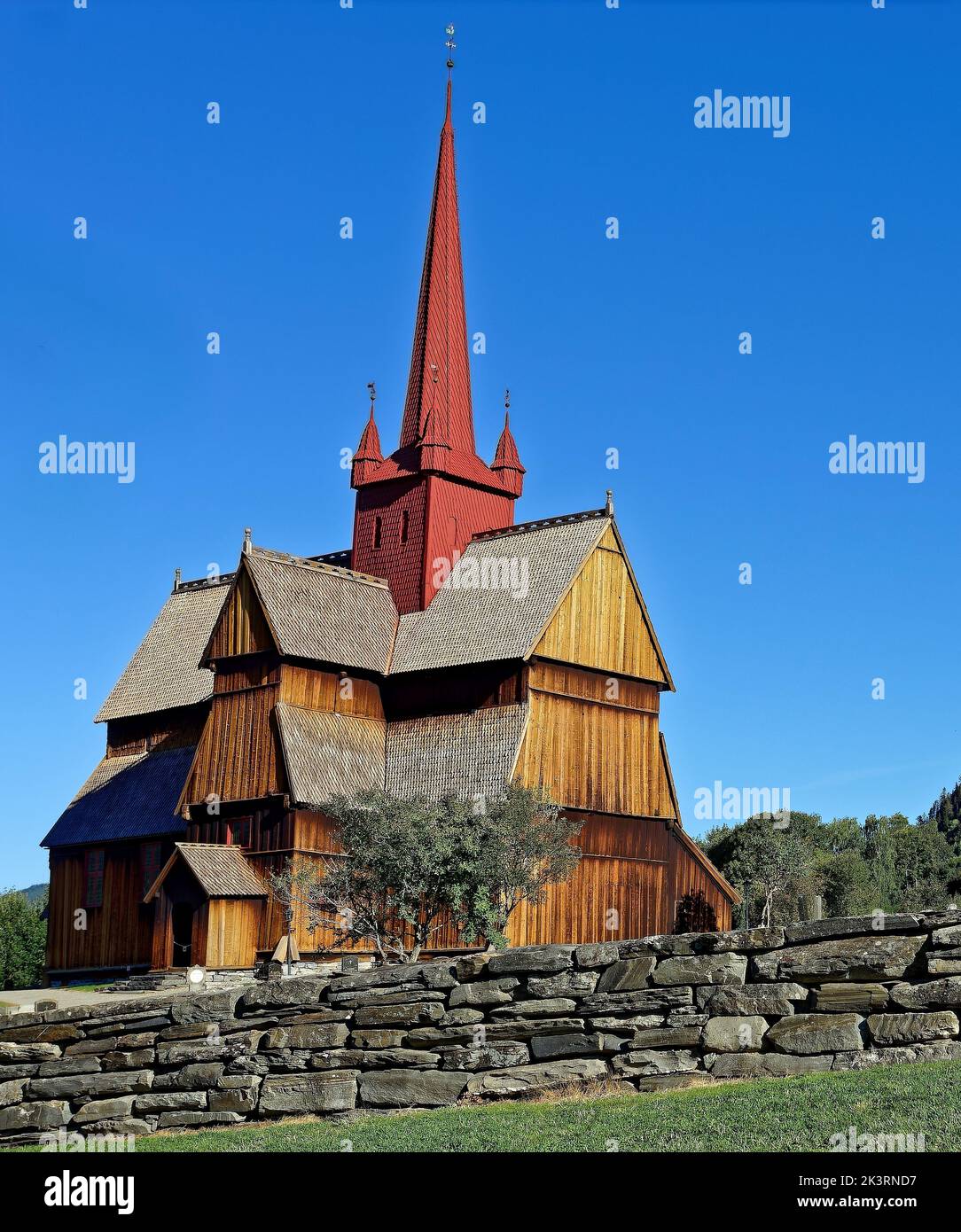 Stabkirche aus Holz in Norwegen im Morgenlicht Stock Photo