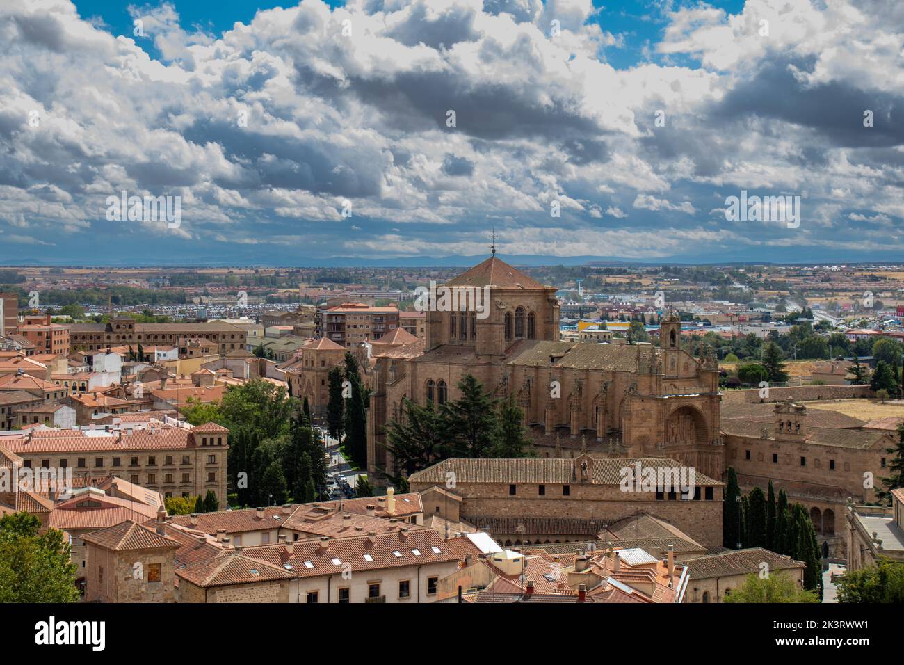 Vista panorámica de la ciudad de Salamanca con la hermosa iglesia de San Esteban, desde lo alto de las torres de la Clerecía. Stock Photo
