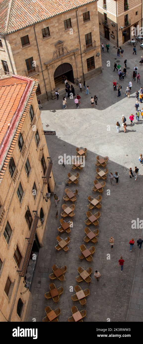 Vista desde arriba de una torre de. la clerecía en Salamanca. En ella se puede ver la alineación de las mesas y sillas de una terraza Stock Photo