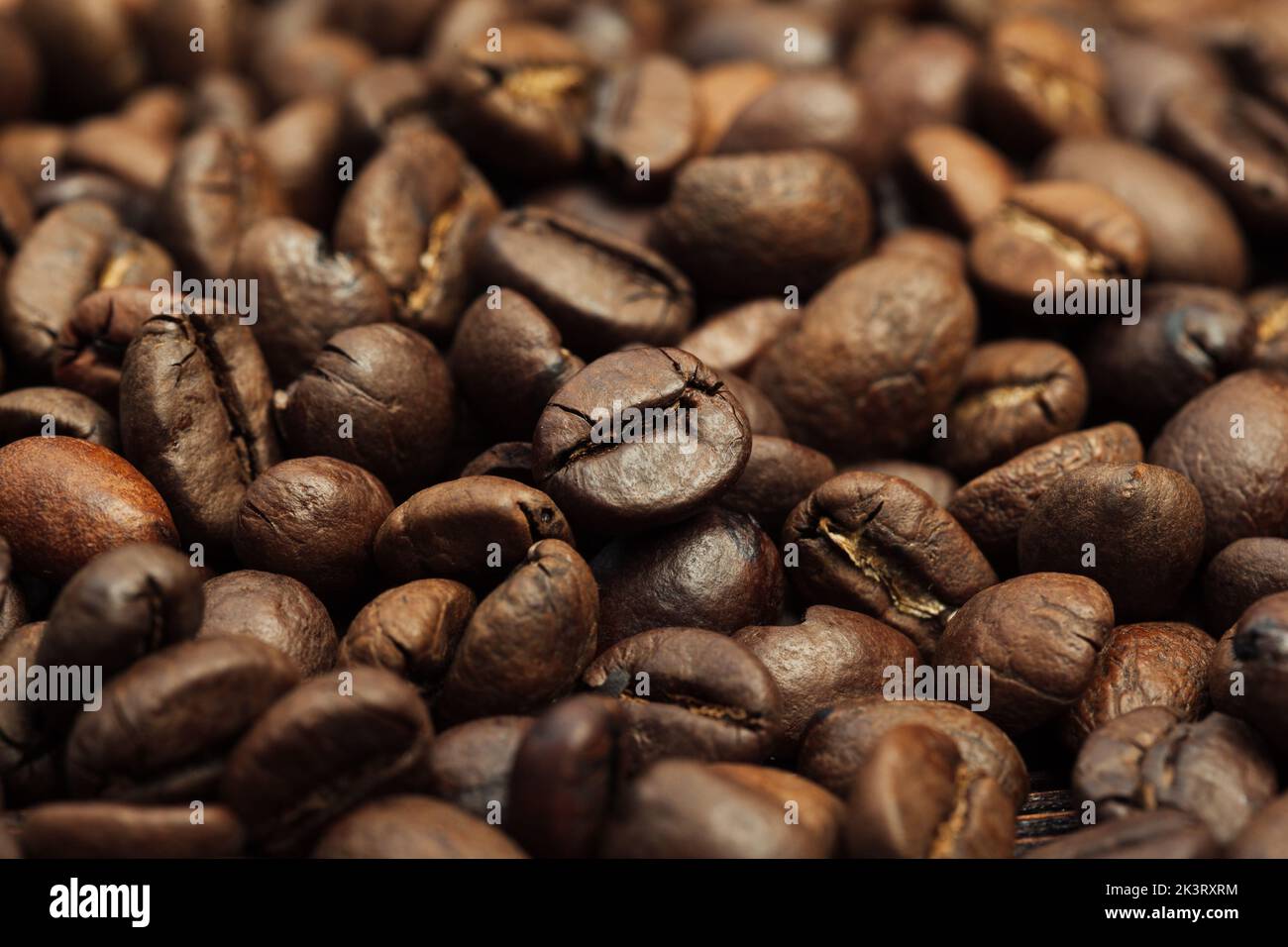 Roasted coffee beans background Stock Photo - Alamy