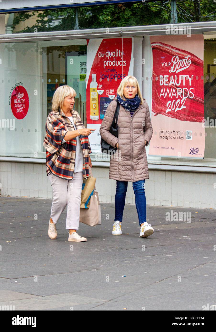 Dundee, Tayside, Scotland, UK. 28th September 2022. UK Weather: On this bright cold Autumn Day, temperatures in some parts of Northeast Scotland reached 14°C. In late September, local trendy women are out and about shopping in Dundee city centre, albeit cautiously due to the high cost of living. Credit: Dundee Photographics/Alamy Live News Stock Photo