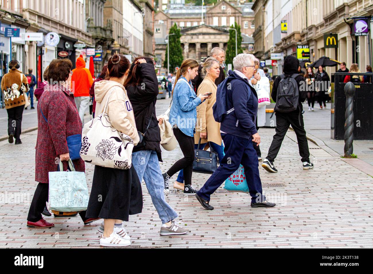 Dundee, Tayside, Scotland, UK. 28th September 2022. UK Weather: On this bright cold Autumn Day, temperatures in some parts of Northeast Scotland reached 14°C. In late September, local trendy women are out and about shopping in Dundee city centre, albeit cautiously due to the high cost of living. Credit: Dundee Photographics/Alamy Live News Stock Photo