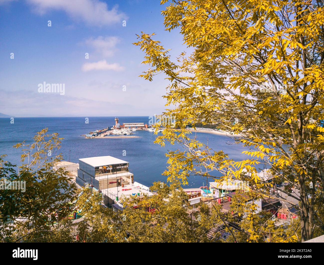 (220928) -- VLADIVOSTOK, Sept. 28, 2022 (Xinhua) -- Photo taken on Sept. 28, 2022 shows the seaside view of Vladivostok, Russia. (Photo by Guo Feizhou/Xinhua) Stock Photo