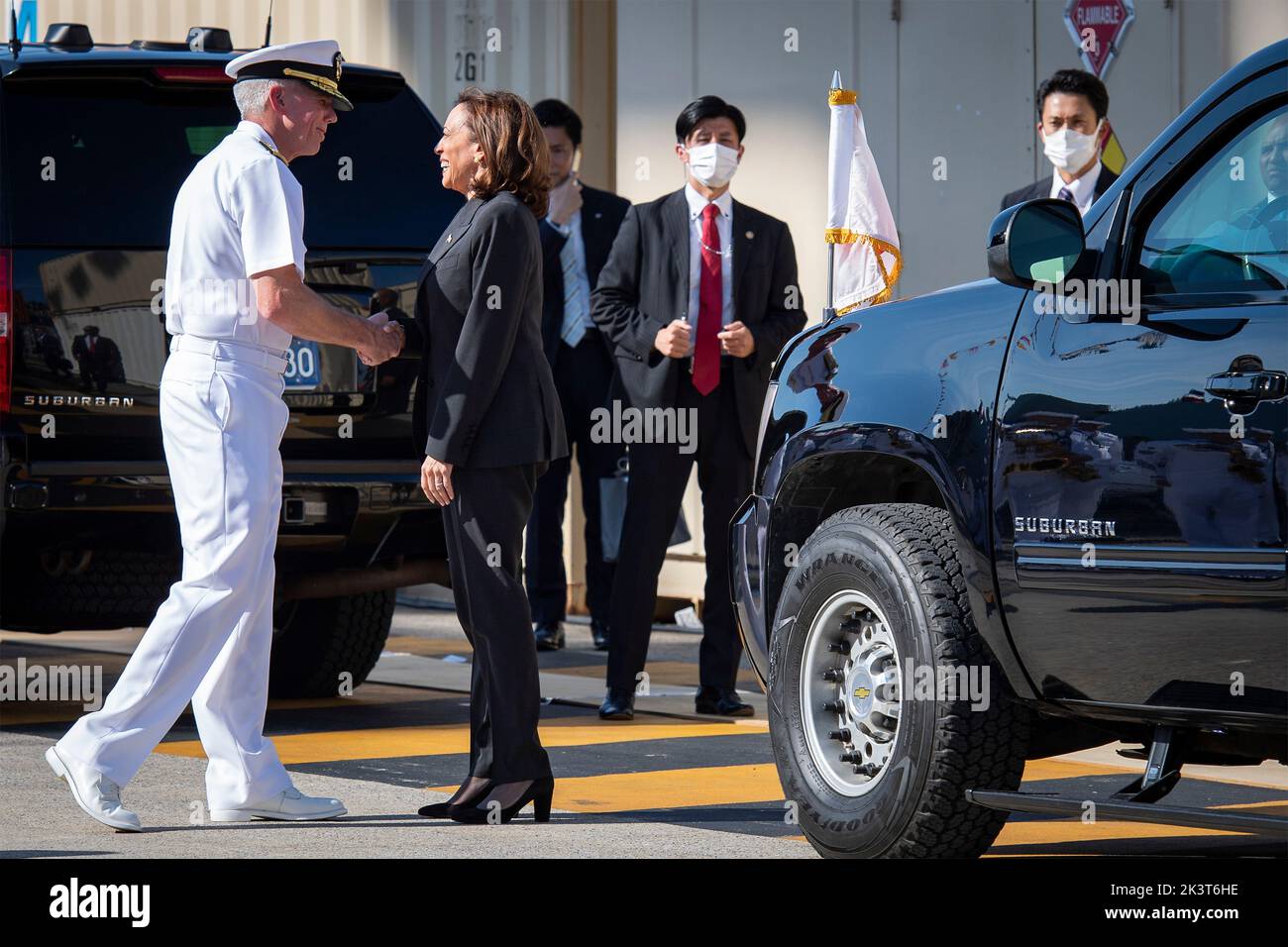 Yokosuka, Japan. 28 September, 2022. U.S Navy Vice Adm. Karl Thomas, commander, U.S. 7th Fleet, welcomes Vice President Kamala Harris, on arrival to a visit to Fleet Activities Yokosuka, September 28, 2022 in Yokosuka, Japan. Stock Photo