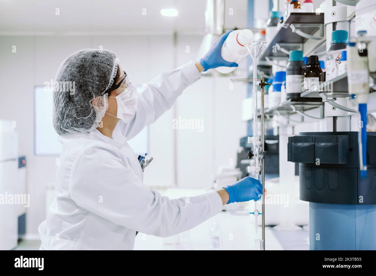 Laboratory woman test tube hi-res stock photography and images - Alamy