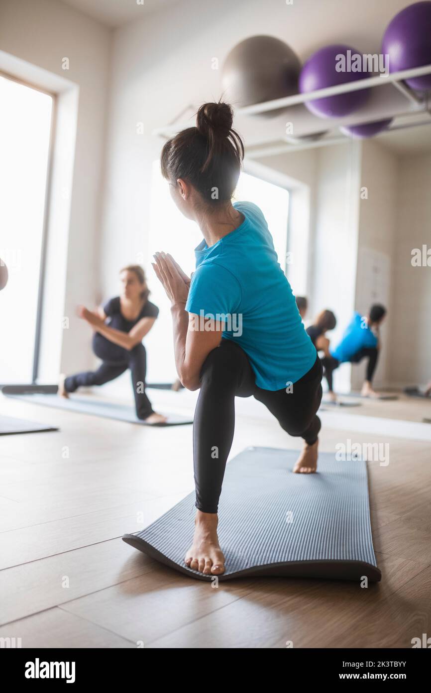Lunge on the knee posture hi-res stock photography and images - Alamy