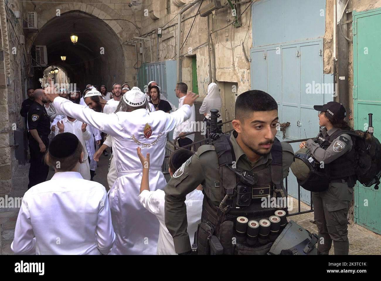 Members of the Israeli Security Forces stand guard as religious Jews chant and dance after their visit to the Temple mount in Chain Gate street in the old city on September 27, 2022 in Jerusalem, Israel. Stock Photo