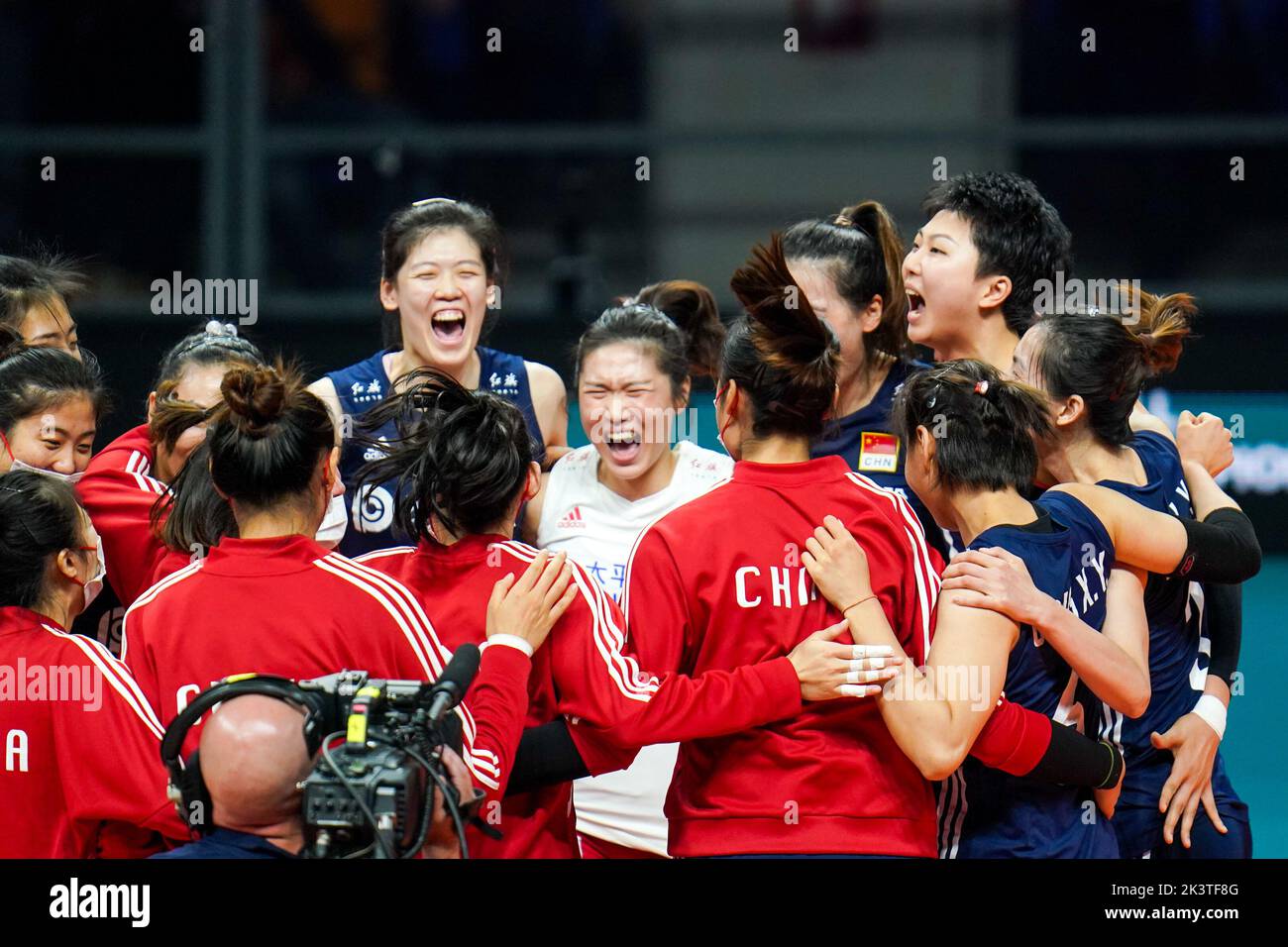 ARNHEM, NETHERLANDS - SEPTEMBER 28: Xinyue Yuan of China, Linyu Diao of China, Hanyu Yang of China, Yi Gao of China, Xiangyu Gong of China, Yuanyuan Wang of China, Ye Jin of China, Yunlu Wang of China, Yizhu Wang of China, Yingying Li of China, Weiyi Wang of China, Xia Ding of China, Mengjie Wang of China, Peiyan Chen of China during the Pool D Phase 1 match between China and Japan on Day 6 of the FIVB Volleyball Womens World Championship 2022 at the Gelredome on September 28, 2022 in Arnhem, Netherlands (Photo by Rene Nijhuis/Orange Pictures) Stock Photo