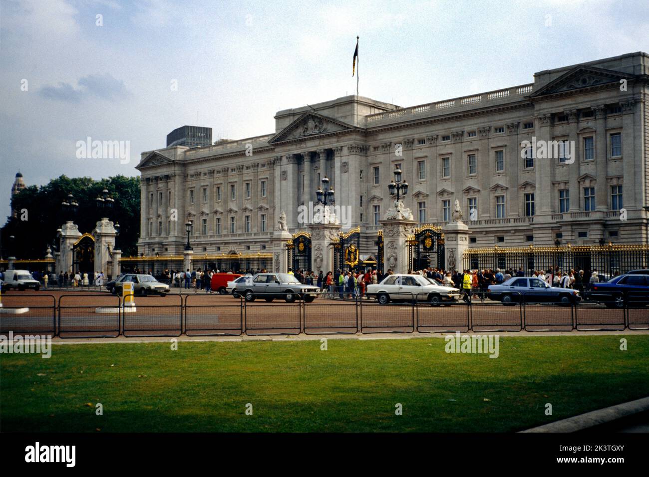 London England Cars Driving Past Buckingham Palace Stock Photo Alamy