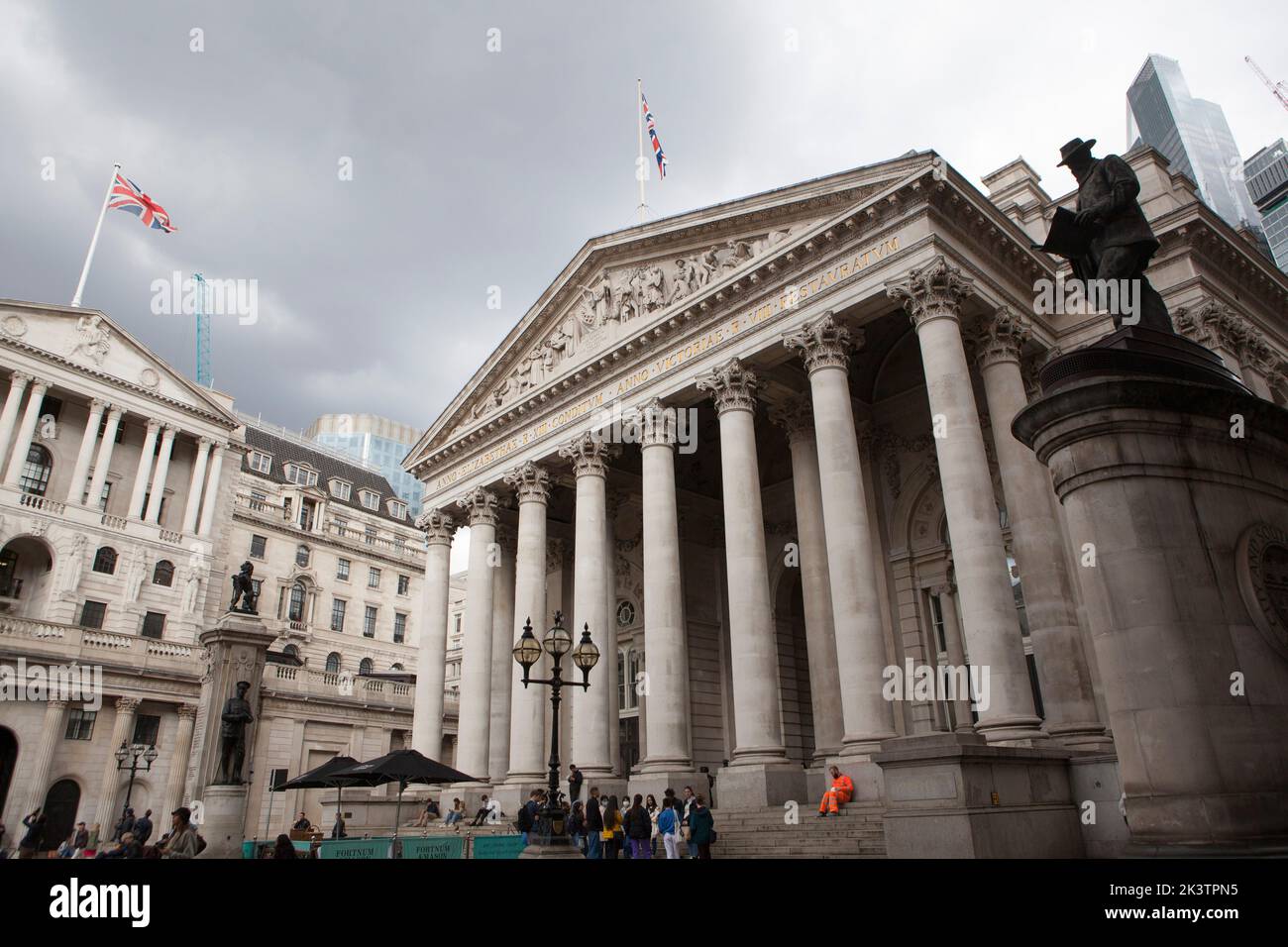 London, UK, 28 September 2022: Stormy skies over the Bank of England (left) in the heart of the City of London financial district. The Bank of England has taken emergency steps to calm the market for pounds sterling after Kwasi Kwateng's controversial mini-budget. Anna Watson/Alamy Live News Stock Photo
