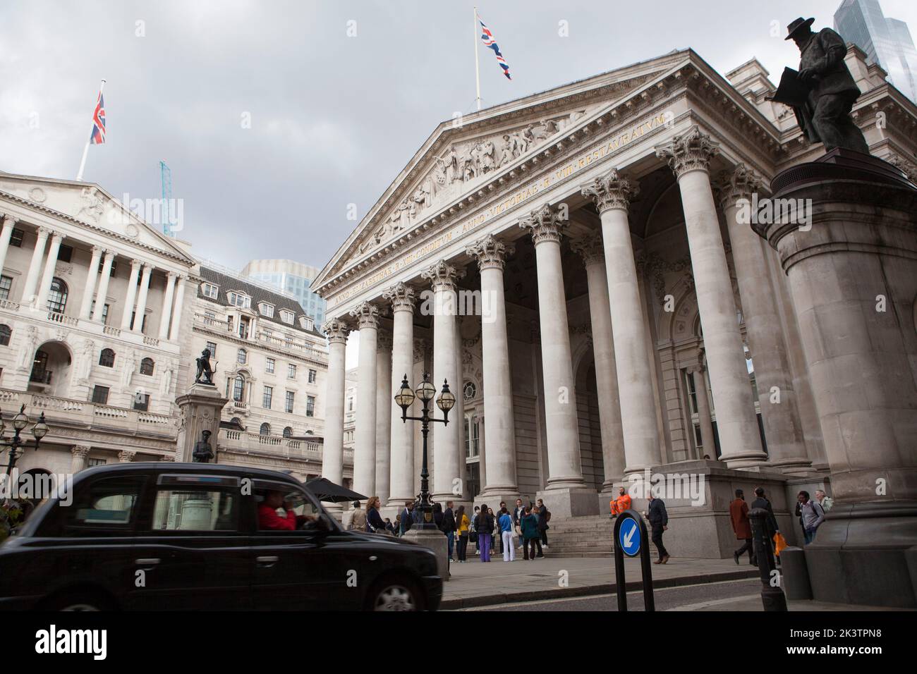 London, UK, 28 September 2022: Stormy skies over the Bank of England (left) in the heart of the City of London financial district. The Bank of England has taken emergency steps to calm the market for pounds sterling after Kwasi Kwateng's controversial mini-budget. Anna Watson/Alamy Live News Stock Photo