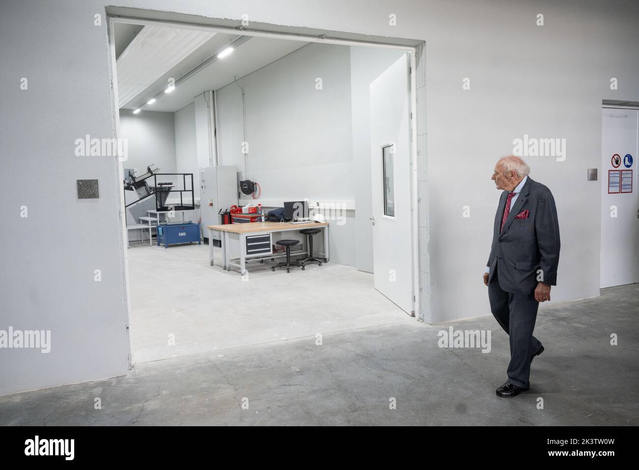 28 September 2022, Baden-Württemberg, Künzelsau: Reinhold Würth takes a tour of the Curio Innovation Center of the Würth Group. According to the company, which is known for screws and dowels, laboratories and workplaces for around 250 people are available on an area of around 15,500 square meters. Photo: Marijan Murat/dpa Stock Photo