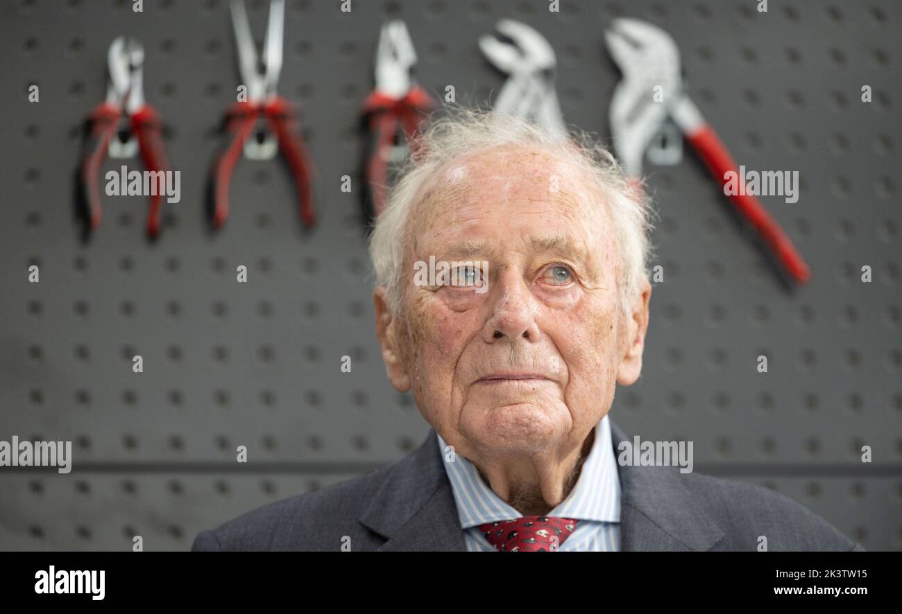 28 September 2022, Baden-Württemberg, Künzelsau: Reinhold Würth takes a tour of the Curio Innovation Center of the Würth Group. According to the company, which is known for screws and dowels, laboratories and workplaces for around 250 people are available on an area of around 15,500 square meters. Photo: Marijan Murat/dpa Stock Photo