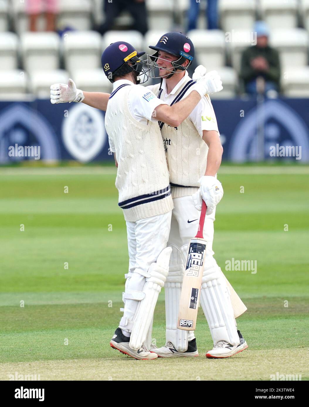 Middlesex's Luke Hollman and Stephen Eskinazi celebrate the team reaching 400 runs during day three of the LV= Insurance County Championship, Division two match at New Road, Worcester. Picture date: Wednesday September 28, 2022. Stock Photo