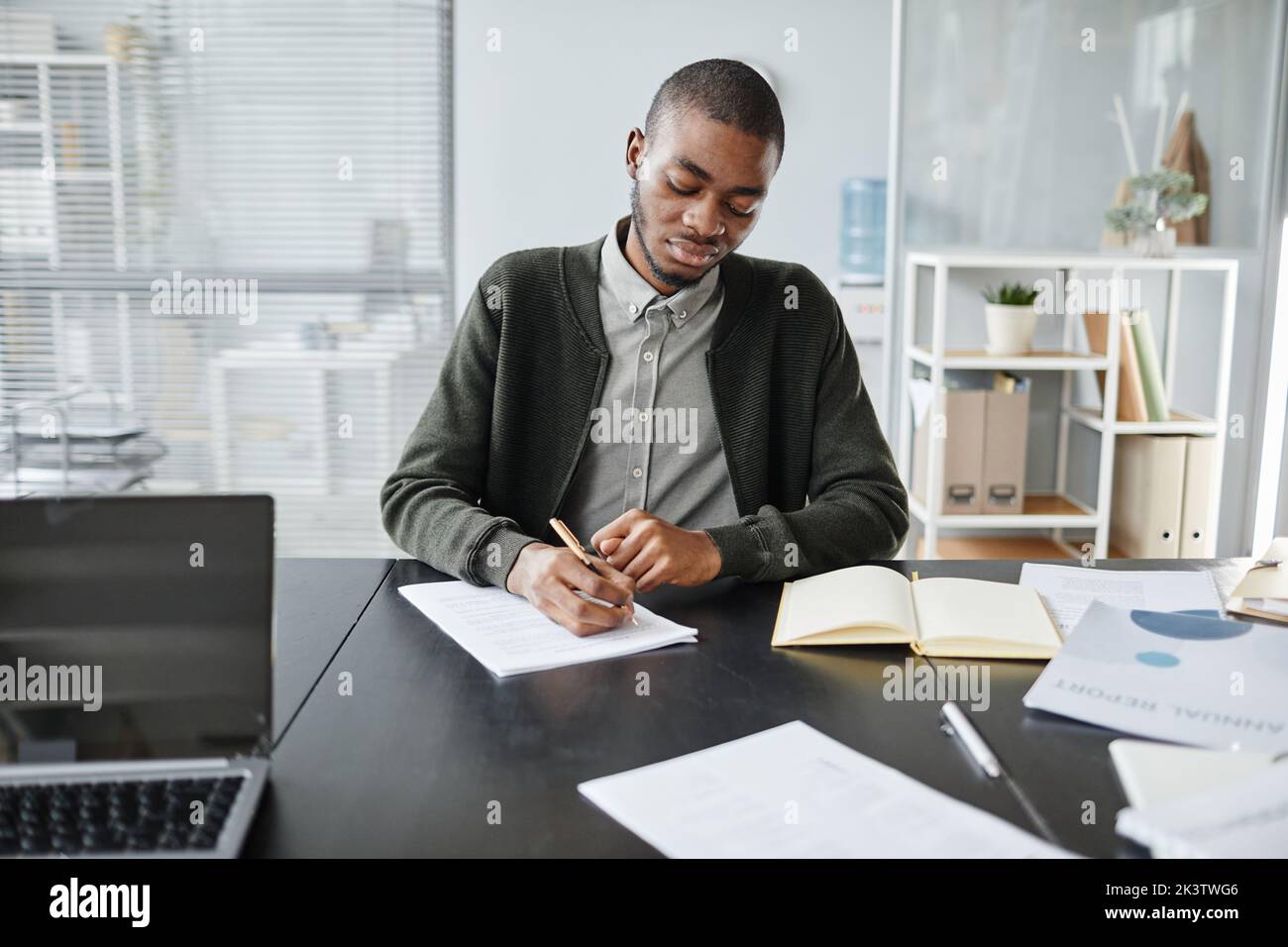 Workplace interview black hi-res stock photography and images - Alamy