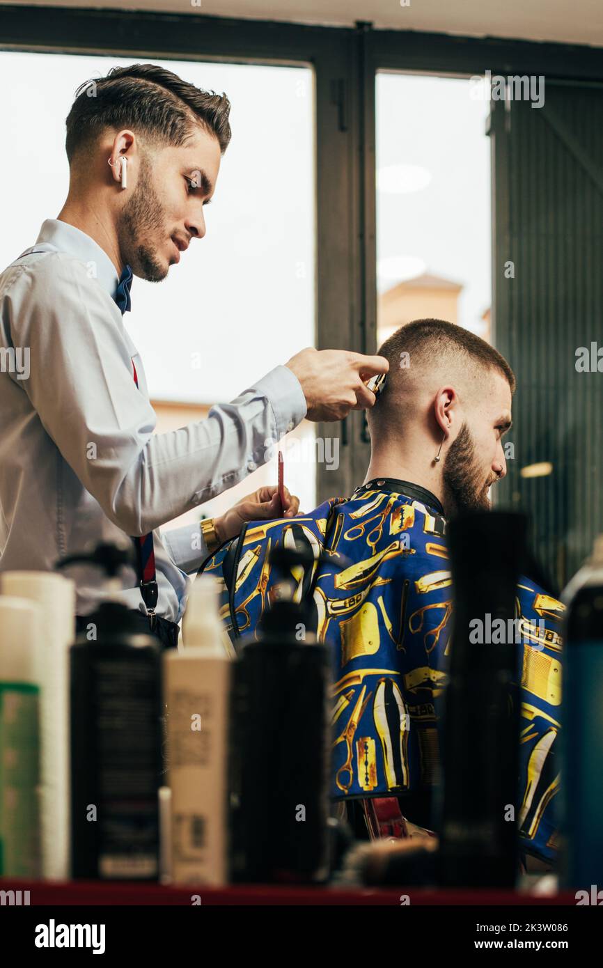 A barber cuts the hair of a customer with a clipper Stock Photo - Alamy A barber cuts the hair of a customer with a clipper Stock Photo - Alamy