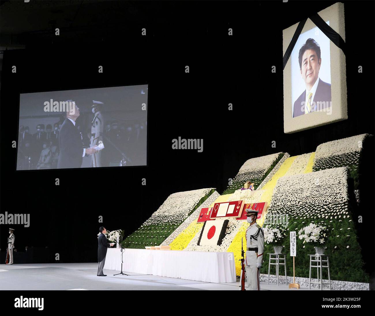 Tokyo, Japan. 27th Sep, 2022. Japanese Prime Minister Fumio Kishida pays his respects during the State Funeral for the late Prime Minister Shinzo Abe at the Nippon Budoka, September 27, 2022 in Tokyo, Japan. Credit: Prime Minister Japan/Japanese Prime Minister Office/Alamy Live News Stock Photo