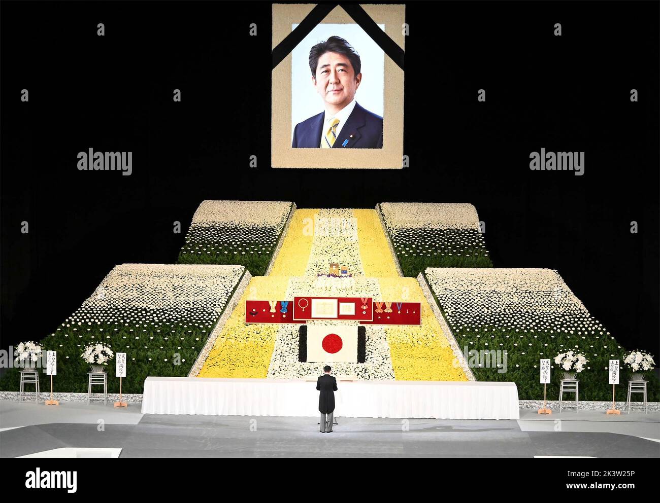 Tokyo, Japan. 27th Sep, 2022. Japanese Prime Minister Fumio Kishida pays his respects during the State Funeral for the late Prime Minister Shinzo Abe at the Nippon Budoka, September 27, 2022 in Tokyo, Japan. Credit: Prime Minister Japan/Japanese Prime Minister Office/Alamy Live News Stock Photo