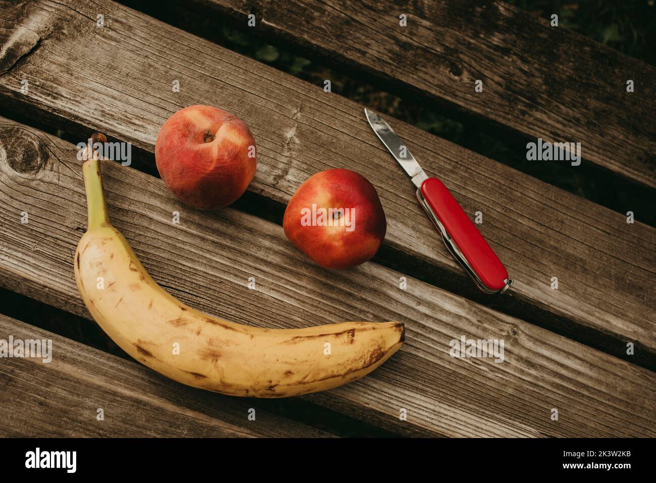 a) Banana bunch; (b) axial view of a banana; (c) lateral view of a