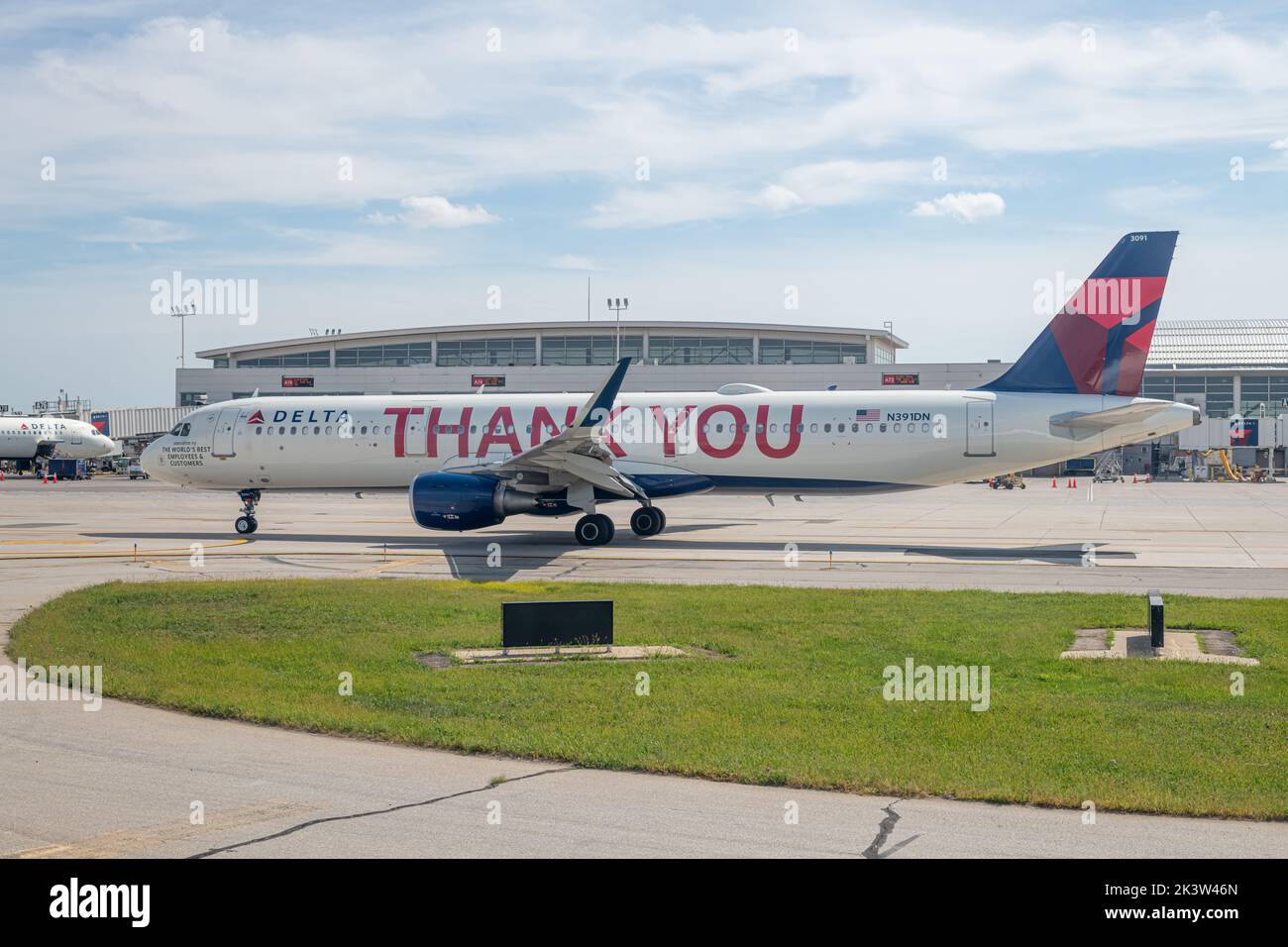 Delta Airlines jet painted with 'Dedicated to The World's Best Employees & Customers'  and 'Thank You'. Stock Photo