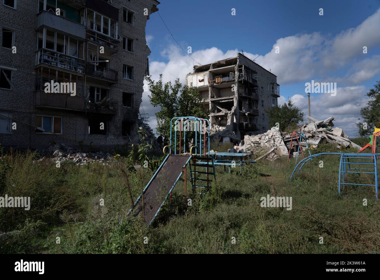 Izyum, Ukraine. 19th Sep, 2022. Two blocks of private residential buildings were severely destroyed during a heavy shelling in early March. At least 47 people died. Ukrainian troops liberated Izyum and other key strategic areas in Kharkiv region three weeks ago. Residents slowly returning to normality despite signs of Russian occupants still in the city and the city remains out of water, electricity and gas. (Credit Image: © Ashley Chan/SOPA Images via ZUMA Press Wire) Stock Photo
