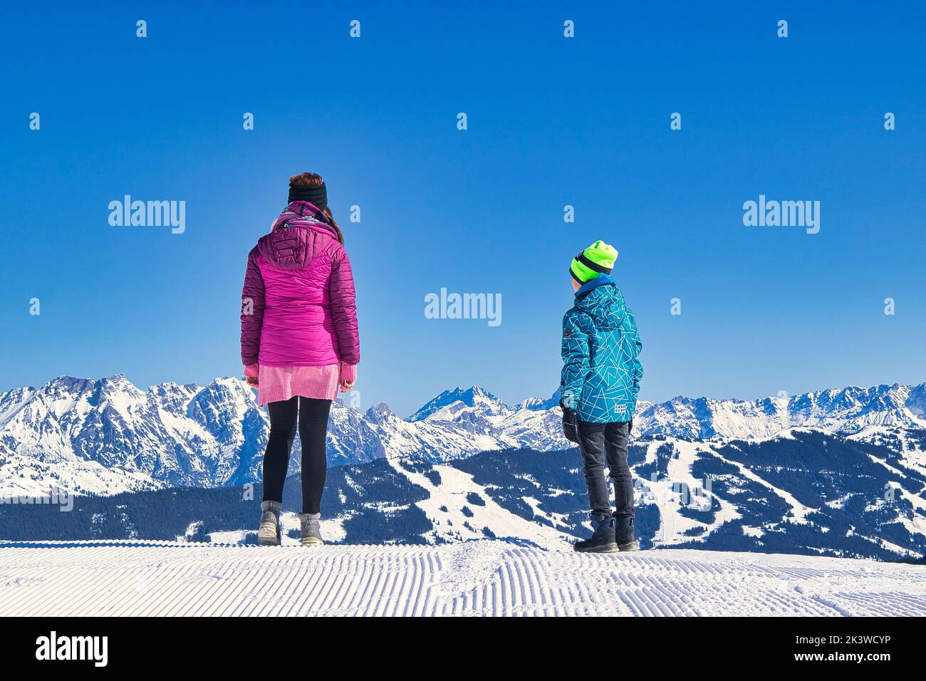 Blick vom Zwölferkogel auf die Berge von Saalbach. Stock Photo