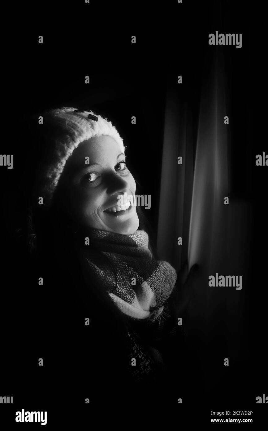 Schwarzweiß Portrait: stehend am Fenster Stock Photo