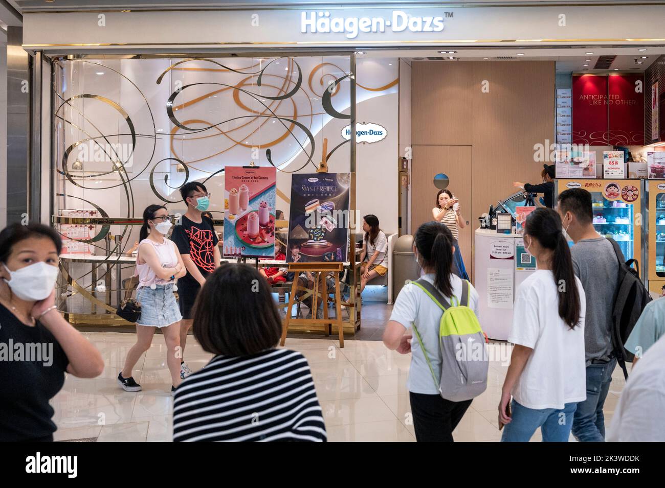 Shoppers walk past the American ice cream brand Häagen-Dazs (Haagen-Dazs) store in Hong Kong. Stock Photo