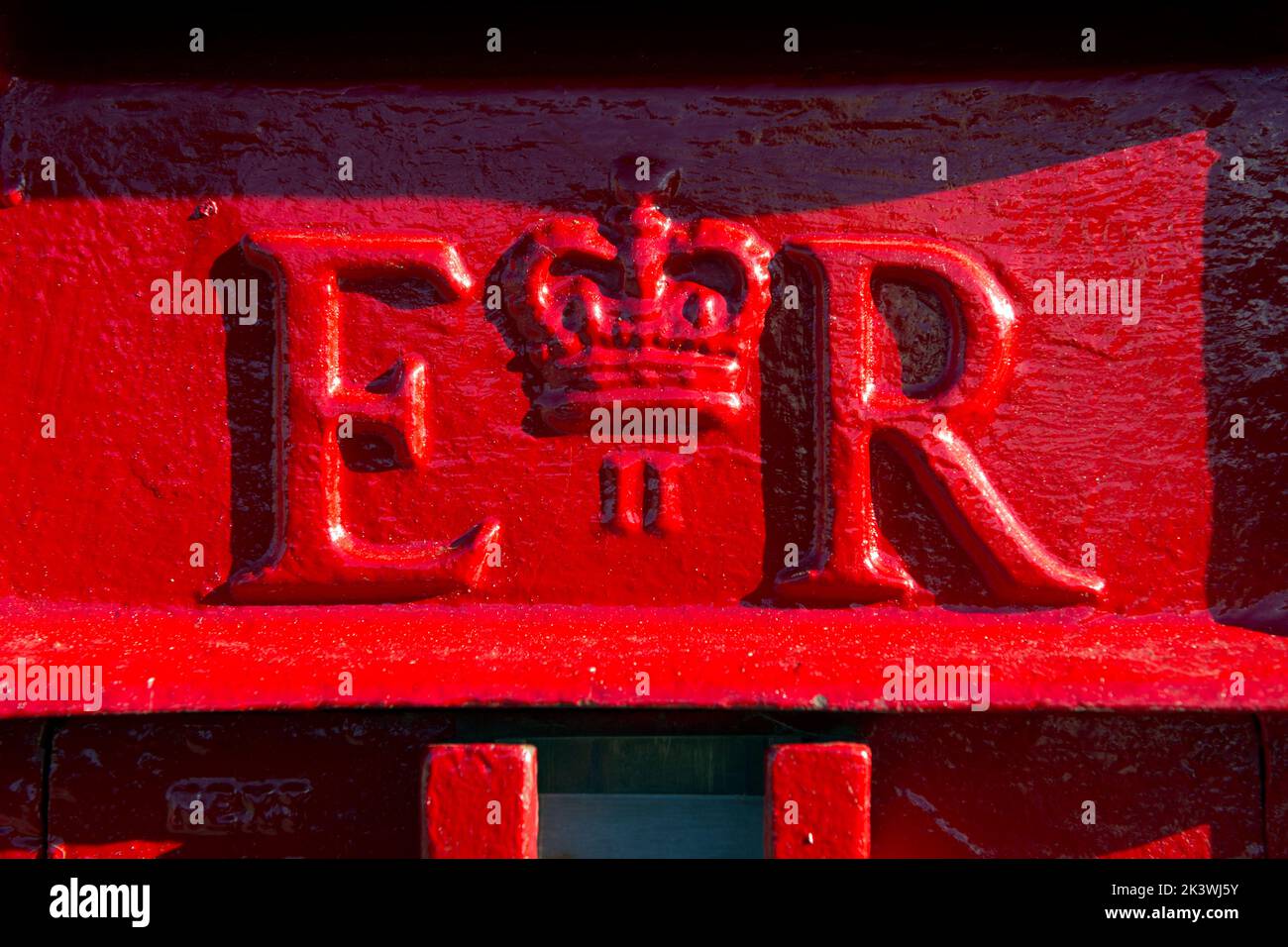 ER II post box detail, Norton Lindsey, Warwickshire, England, UK Stock Photo