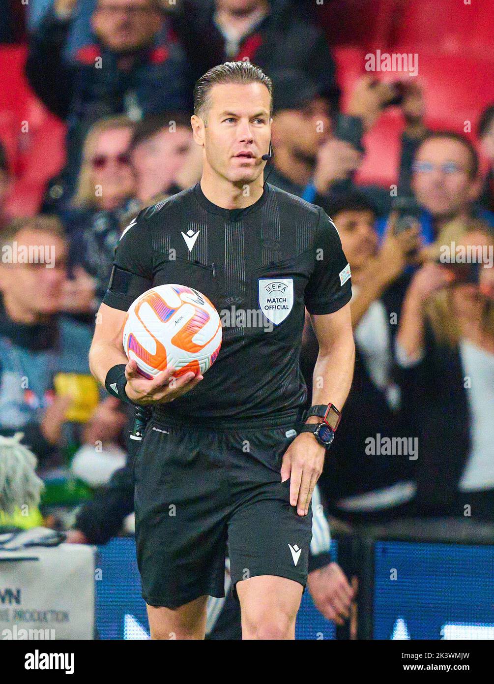 Referee Danny Makkelie with whistle, gestures, shows, watch, individual action, Schiedsrichter, Hauptschiedsrichter, schiri,  in the UEFA Nations League 2022 match  ENGLAND - GERMANY 3-3  in Season 2022/2023 on Sept 26, 2022  in London, Great Britain.  © Peter Schatz / Alamy Live News Stock Photo