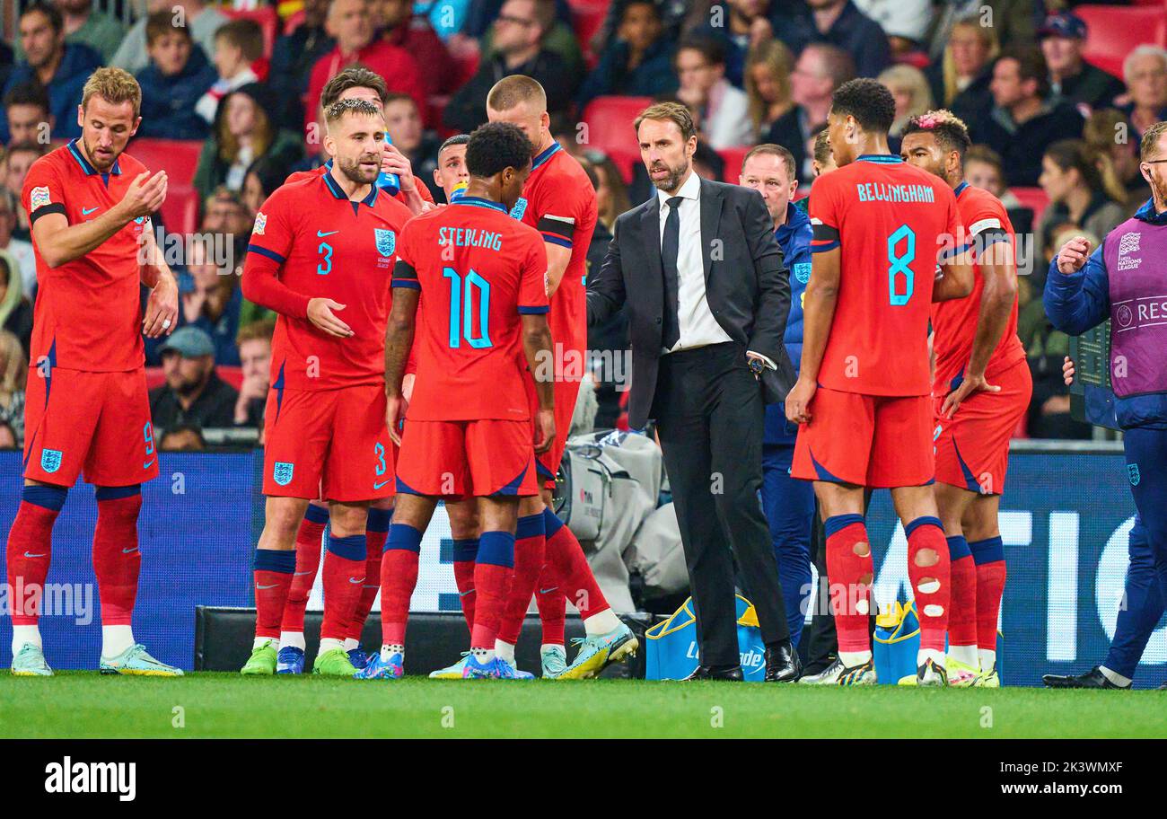 Gareth Southgate, headcoach England, talks to the team with Harry KANE, England 9  Luke Shaw, England 3 Raheem Sterling, ENG 10 Jude Bellingham, Eng 8  in the UEFA Nations League 2022 match  ENGLAND - GERMANY 3-3  in Season 2022/2023 on Sept 26, 2022  in London, Great Britain.  © Peter Schatz / Alamy Live News Stock Photo