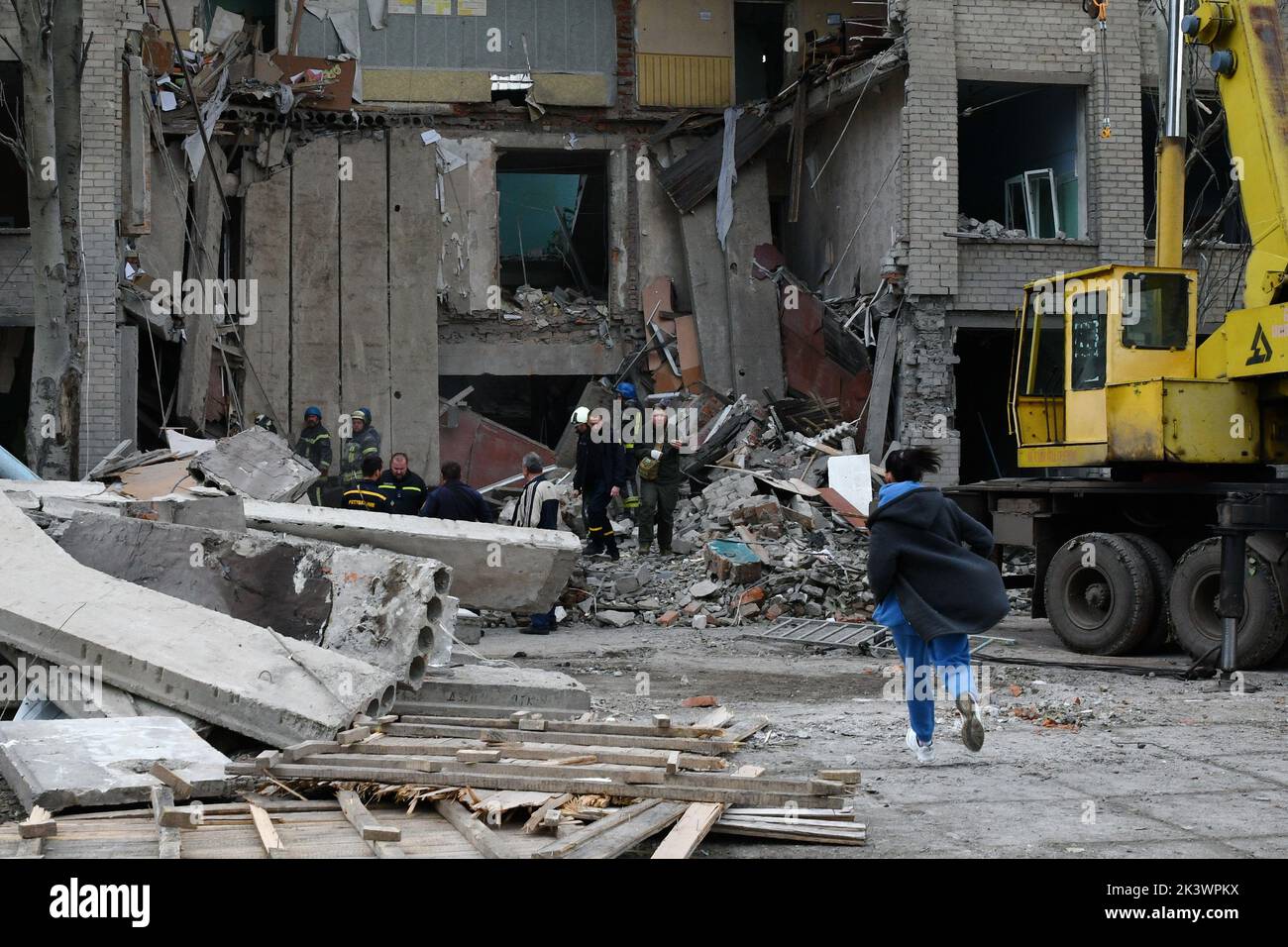 Mykolaivka, Ukraine. 28th Sep, 2022. Woman is seen running to the rescuers after they found a body of a person under the debris following a Russian attack that heavily damaged a high school in Mykolaivka. Dmitry Peskov, press secretary of the Russian President, has stated that Russia will continue the war even after sham referendums are conducted, and it will aim to occupy the entire territory of Donetsk Oblast. (Photo by Andriy Andriyenko/SOPA Images/Sipa USA) Credit: Sipa USA/Alamy Live News Stock Photo