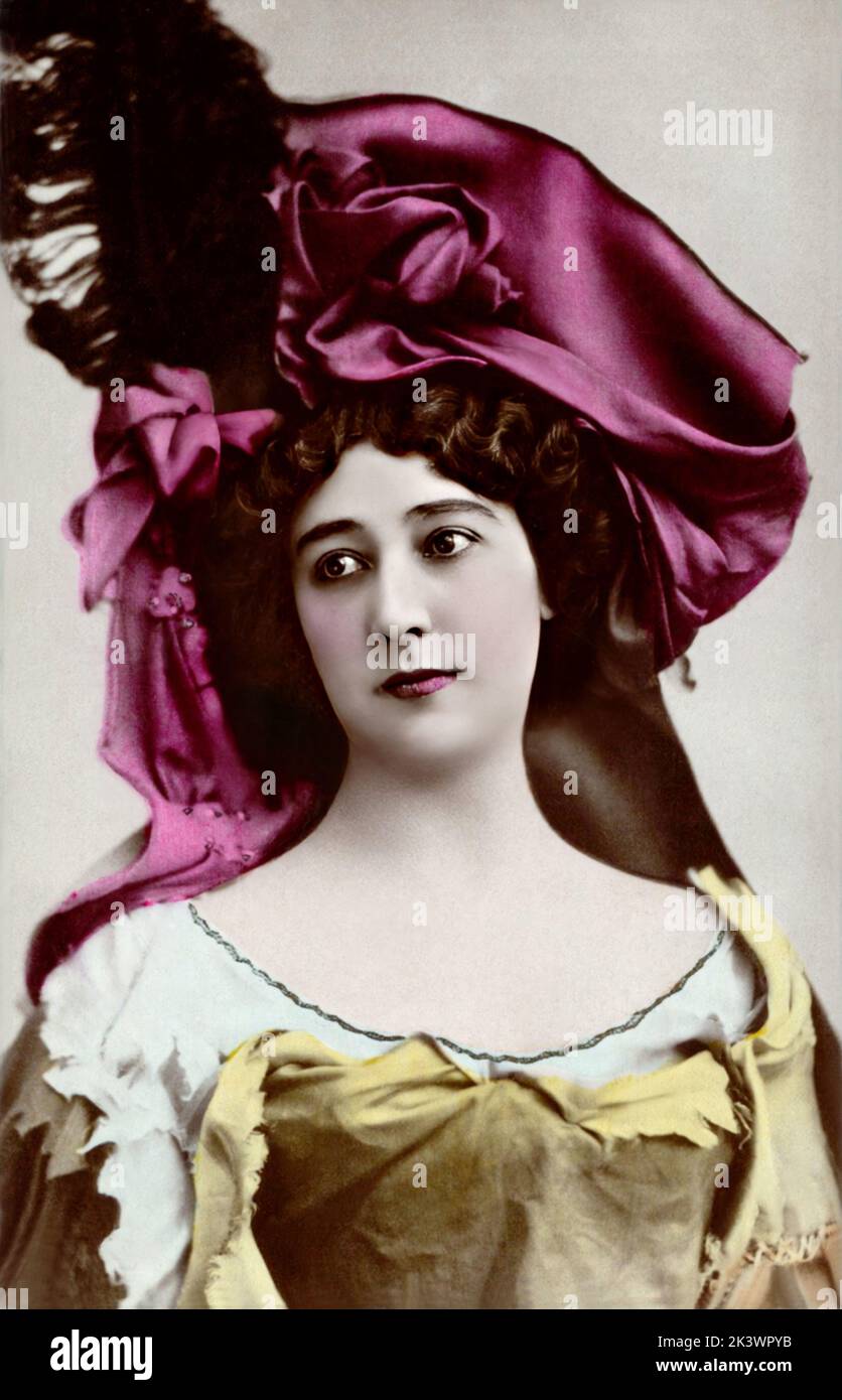 1895 ca, Paris , FRANCE  : The celebrated Opera singer and dancer , demi-mondaine of parisian Belle Epoque LA BELLE OTERO ( Agustina Otero Iglesias , 1868 - 1965 ) , when was a dancer at Les Folies Bergeres in Paris . Photo by Reutlinger , Paris   - BELLA OTERO - CORTIGIANA - BALLERINA - DANCER - BALLET - BALLETTO - DANZA - DANCE - musa - DIVA - DIVINA - PORTRAIT - RITRATTO - HISTORY - FOTO STORICHE - MUSICA CLASSICA - CLASSICAL - SOPRANO - OPERA LIRICA ---  Archivio GBB Stock Photo