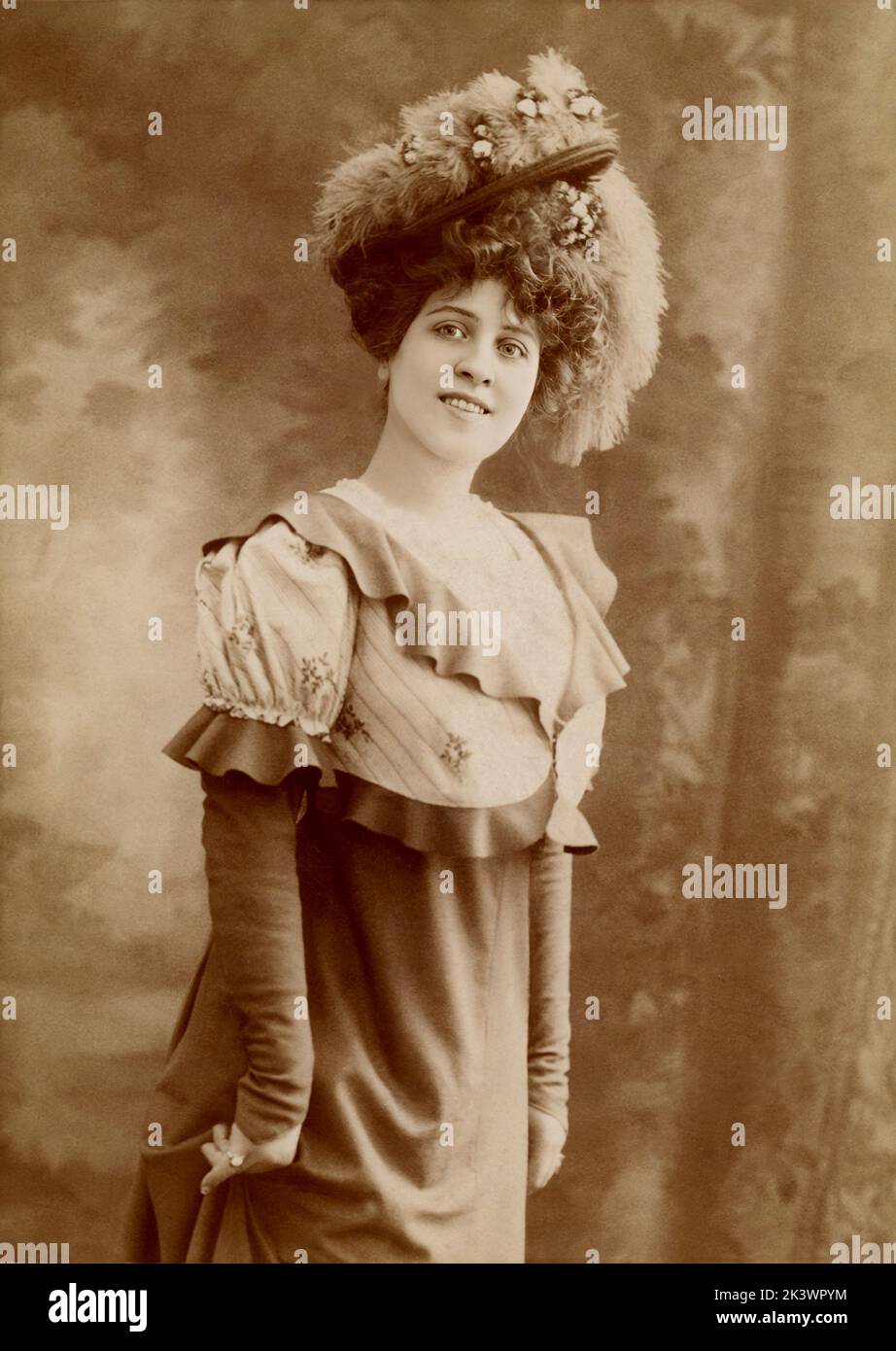 1899 ca, Paris , FRANCE :  The french Theatre and Silent Movie actress BRESIL ( 1880 - 1961 ) born Marguerite Lucile Brésil Neurdein . Photo by Jean Reutlinger ( 1875 - 1917 ) . - TEATRO - THEATRE - CINEMA MUTO -  FRANCIA - ritratto - portrait  - FASHION - MODA FEMMINILE - HAT - CAPPELLO - DIVA - DIVINA - BELLE EPOQUE - ostrich FEATHERS - PIUME di STRUZZO - smile - sorriso - HISTORY - FOTO STORICHE - PORTRAIT - RITRATTO ---  ARCHIVIO GBB Stock Photo