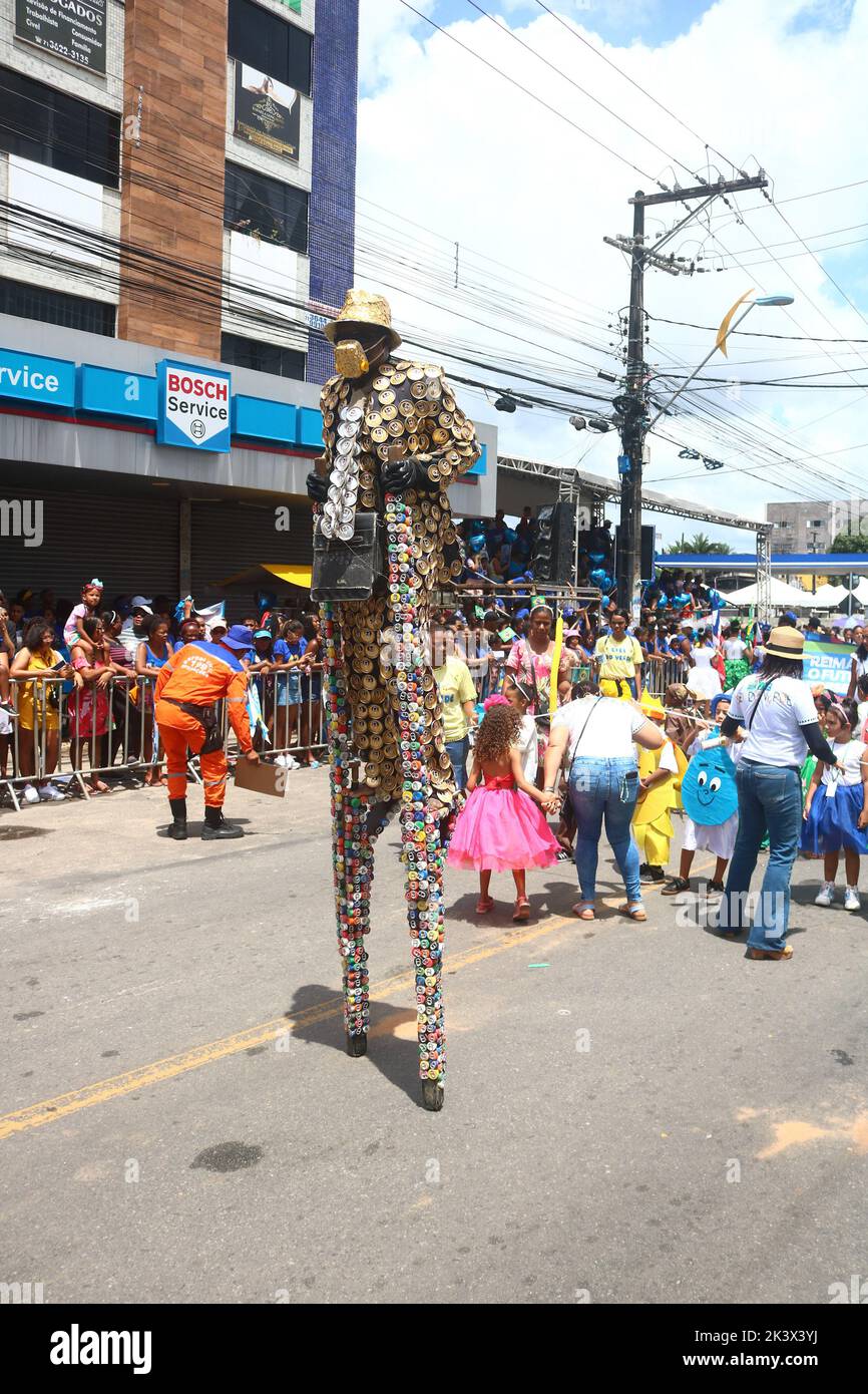 Camacan, Brazil. 28th Sep, 2022. Camaçari's 264th birthday, celebrated with a Civic Parade, this Wednesday morning (28), at Avenida 28 de Setembro, in Camaçari, (BA). In the photo, she performs in Perna de Pau, wearing clothes made from beer and soda cans. Credit: Mauro Akiin Nassor/FotoArena/Alamy Live News Stock Photo