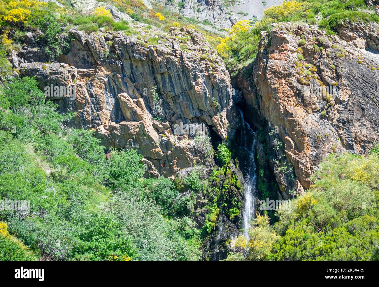 Cascada de Mazobre en el parque natural de la montaÃ±a Palentina, EspaÃ±a Stock Photo