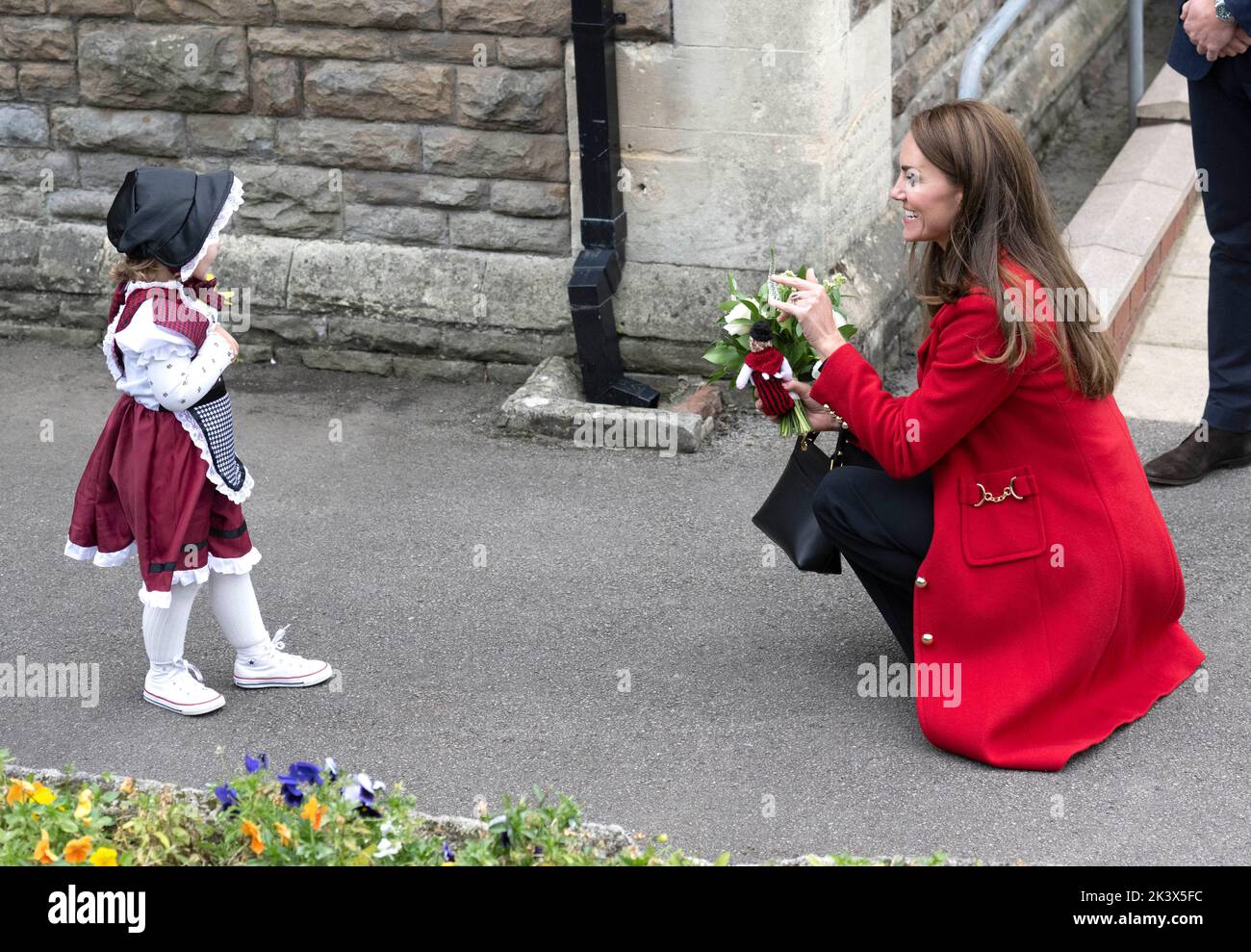 Swansea, Wales, UK. 27 September, 2022.  Catherine, Princess of Wales meets two-year-old Charlotte Bunting as she visits St Thomas Church in Swansea , Stock Photo