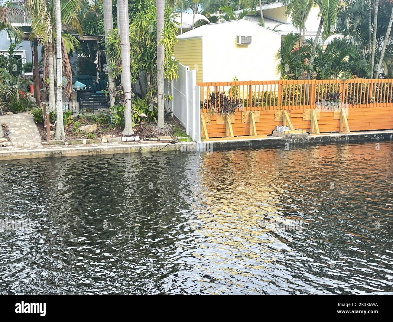 United States Of America. 28th Sep, 2022. FORT LAUDERDALE, FL - SEPTEMBER 22: King tides add to flooding concerns in Fort Lauderdale as Hurricane Ian makes landfall in Florida as dangerous Category 4 hurricane on September 28, 2022 in Fort Lauderdale, Florida People: Credit: Storms Media Group/Alamy Live News Stock Photo