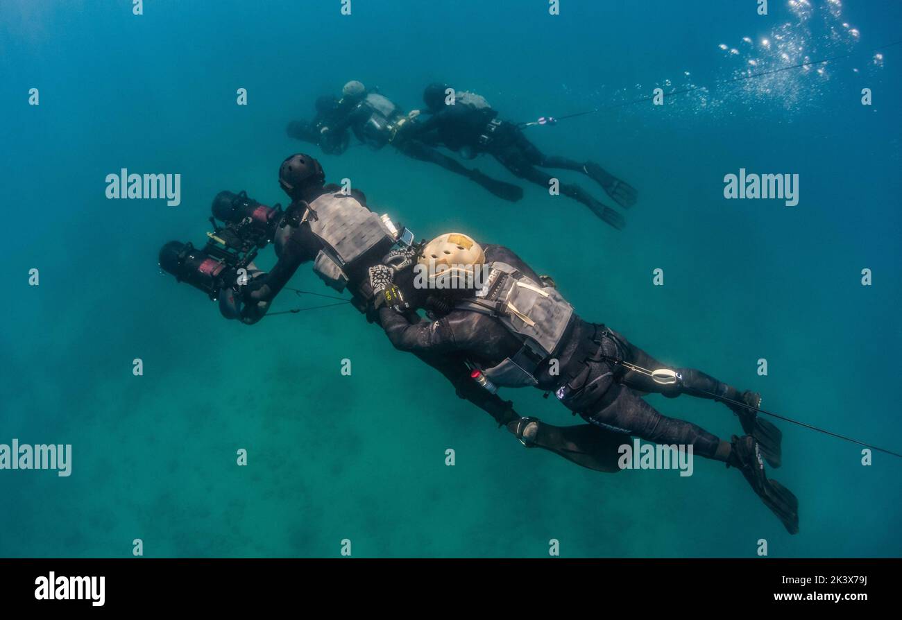, United States of America. 24 September, 2022. U.S. Navy SEALs assigned to Naval Special Warfare command operate a Diver Propulsion Device during high-altitude dive training at a mountain lake, September 24, 2022 in Northern California.  Credit: MC2 Alex Perlman/US Navy Photo/Alamy Live News Stock Photo