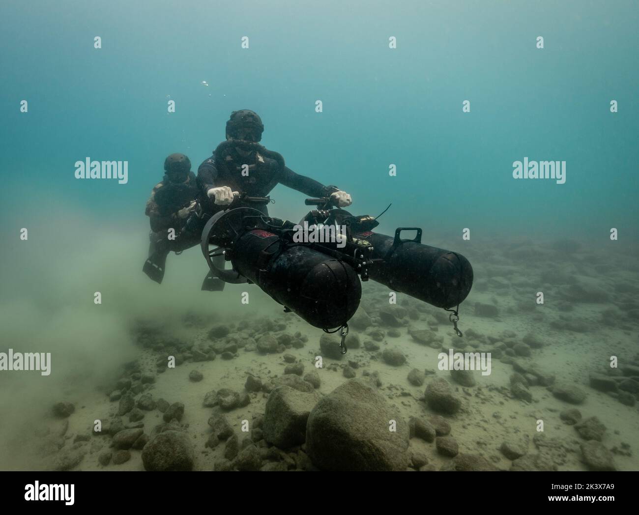 , United States of America. 24 September, 2022. U.S. Navy SEALs assigned to Naval Special Warfare command operate a Diver Propulsion Device during high-altitude dive training at a mountain lake, September 24, 2022 in Northern California.  Credit: MC2 Alex Perlman/US Navy Photo/Alamy Live News Stock Photo