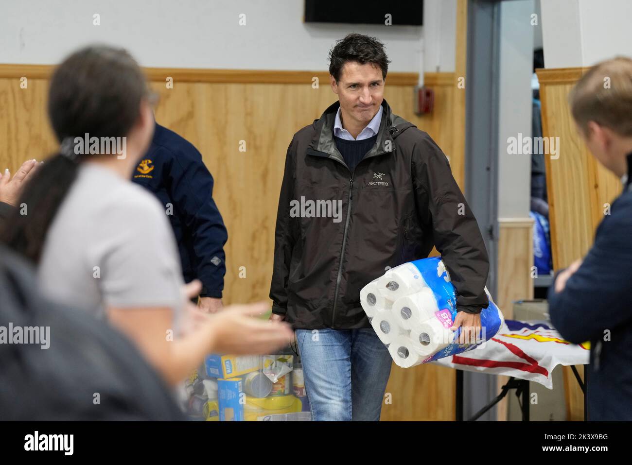 Prime Minister Justin Trudeau helps carry donations into the Lions Club