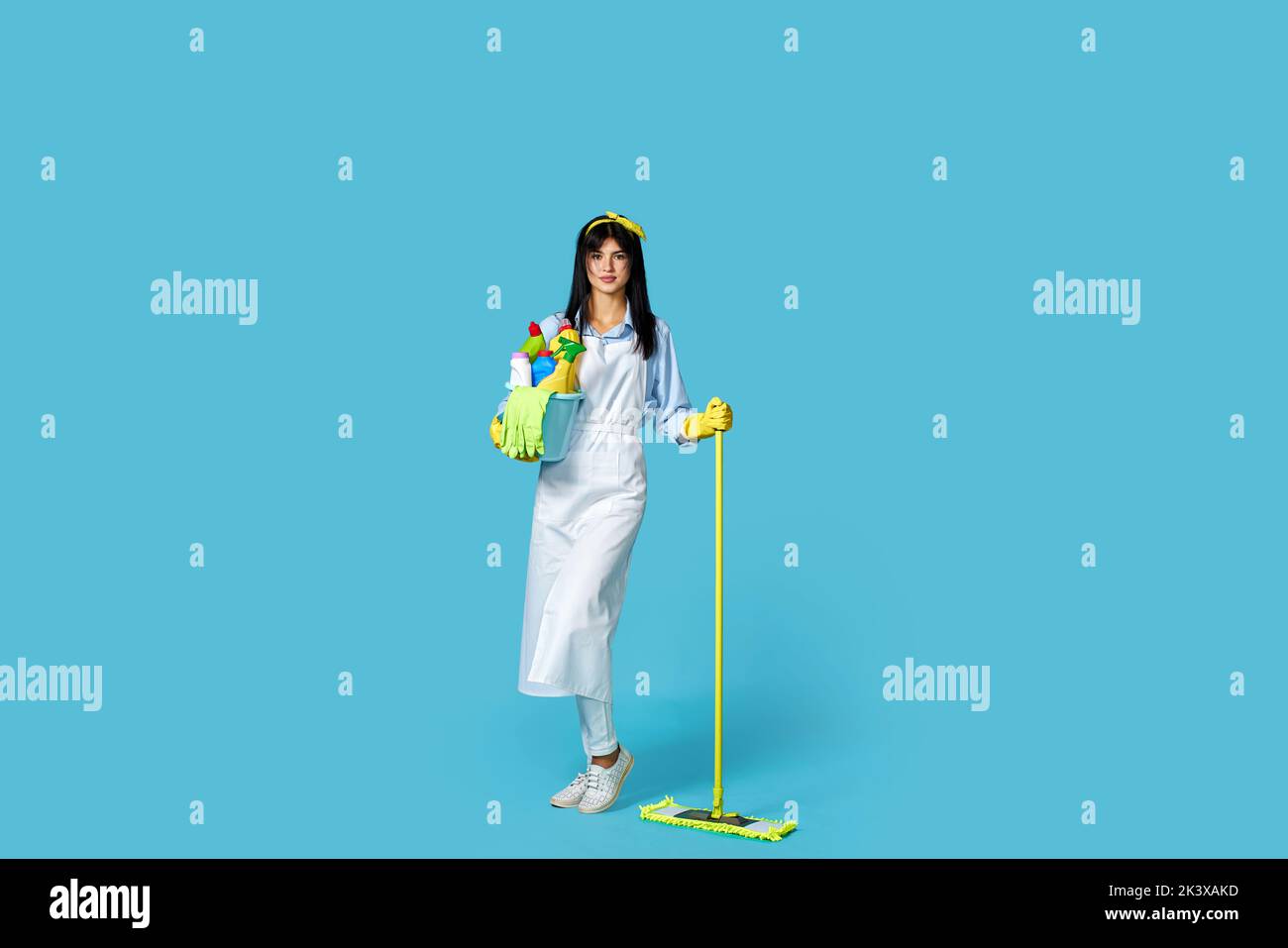 woman in rubber gloves and cleaner apron with cleaning supplies Stock ...
