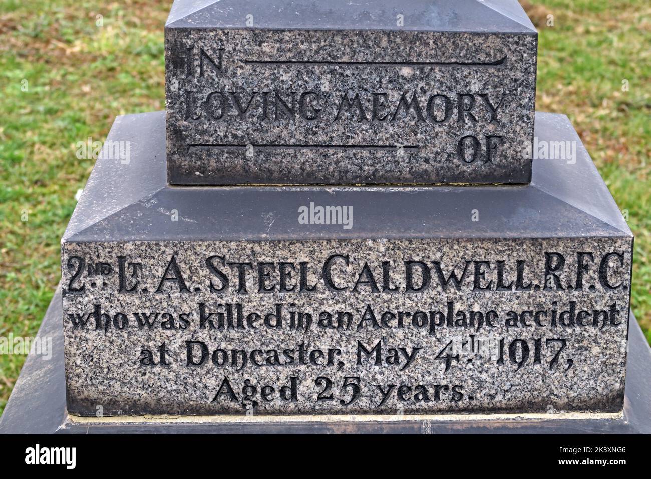 Gravestone, In loving memory of 2nd Lt A Steel Caldwell RFC, who was killed in an aeroplane accident at Doncaster May 4th 1917 Stock Photo