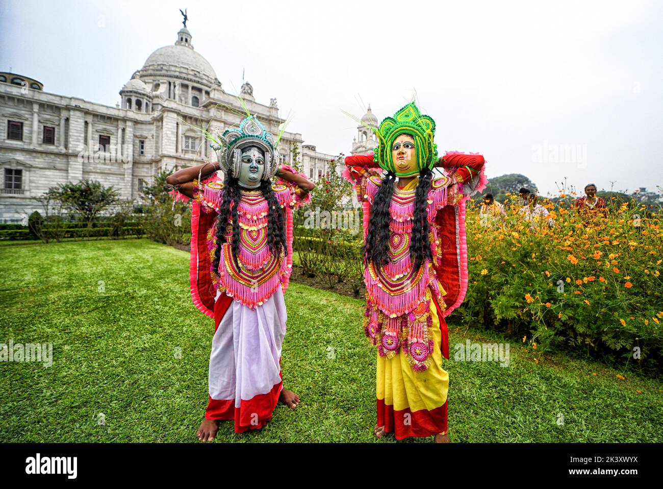 Kolkata, India. 28th Sep, 2022. Traditional folk artists seen getting ready for the Chhau dance performance in front of the iconic Victoria Memorial as a part of the celebration of World Tourism Week. The Ministry of Tourism, Government of India in association with Victoria Memorial Hall, organized an event 'Journey of Intangible Cultural Heritage of West Bengal' at Victoria Memorial as part of the celebration of World Tourism Week. Credit: SOPA Images Limited/Alamy Live News Stock Photo