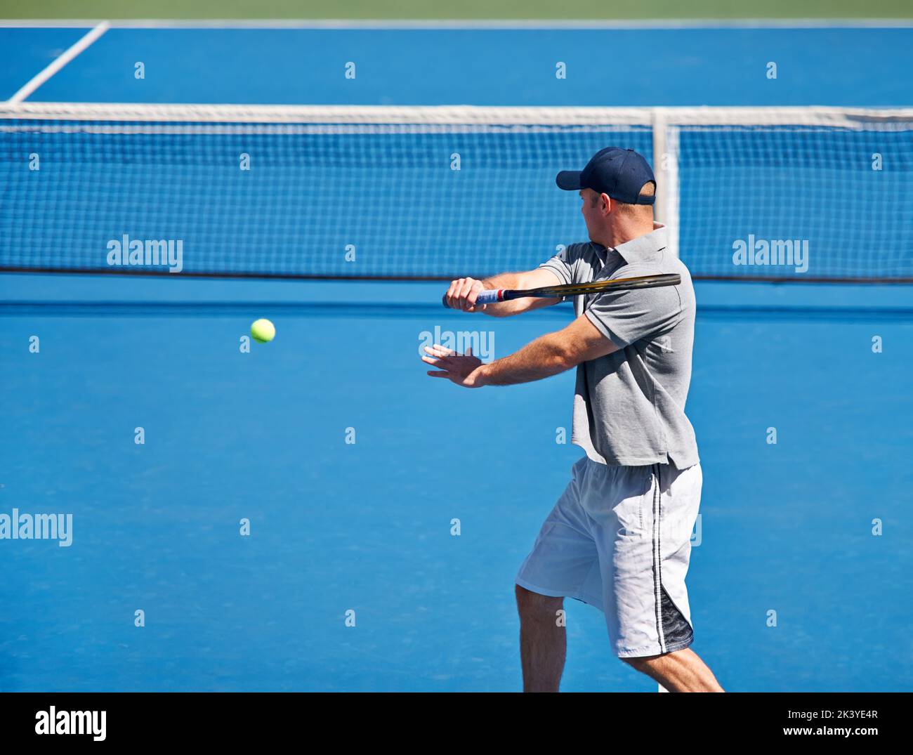 Return the ball hi-res stock photography and images - Alamy