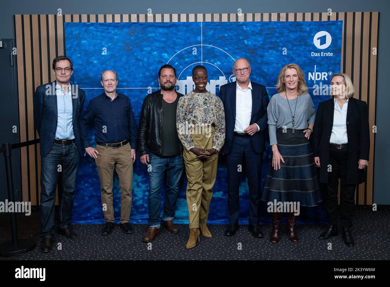 28 September 2022, Lower Saxony, Göttingen: Oliver (l-r), NDR television film editor, Daniel Nocke, screenwriter, actor Sascha Gersak, actress Florence Kasumba, NDR director Joachim Knuth, actress Maria Furtwängler and Kerstin Ramcke, managing director of Nordfilm GmbH, stand at a photo opportunity before the preview of the new NDR Tatort 'Die Rache an der Welt'. The Tatort will be broadcast on 09.10.2022 on ARD. Photo: Swen Pförtner/dpa Stock Photo