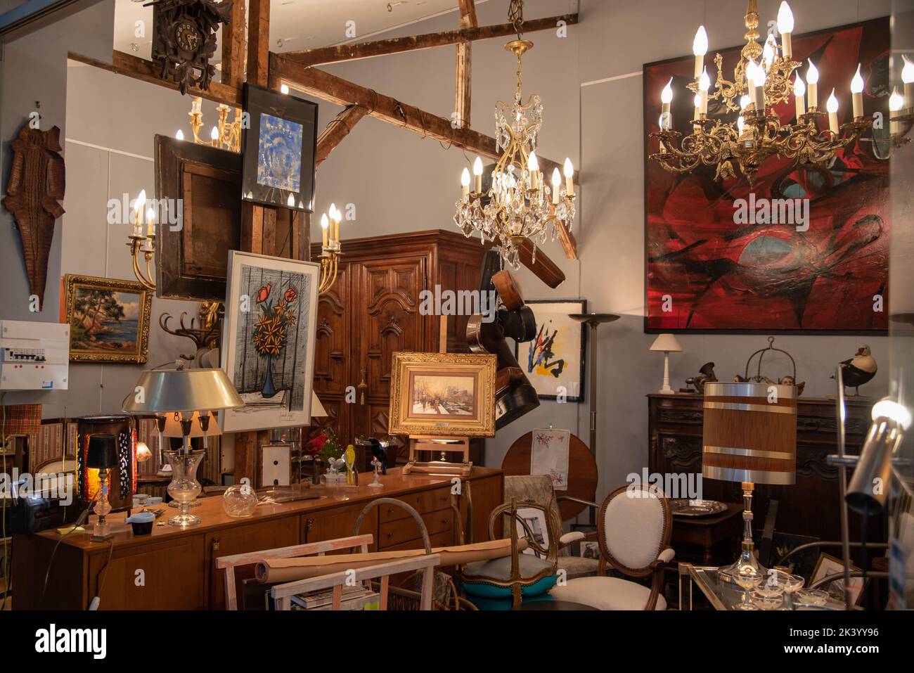 Antique shops in france hires stock photography and images Alamy